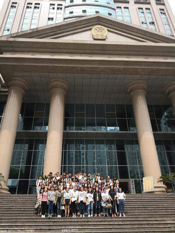 同学们在大渡口区人民法院门口合影留念