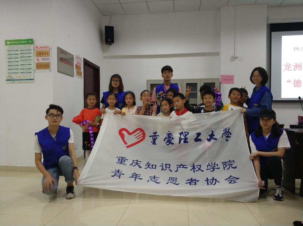 志愿者与学生们合? vsbhref=