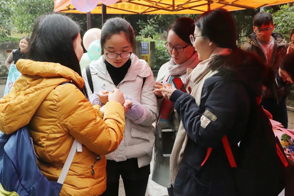 同学们在细致欣赏手工艺品