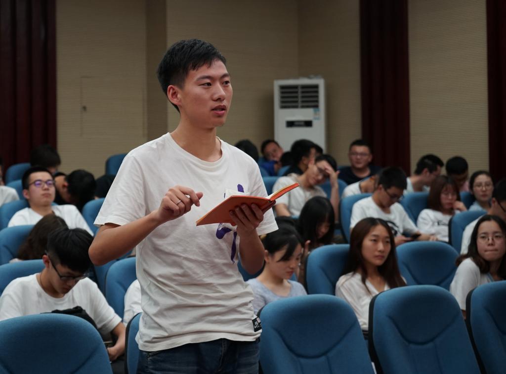 学生提问交流