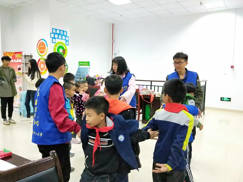 志愿者带领小朋友玩游? vsbhref=