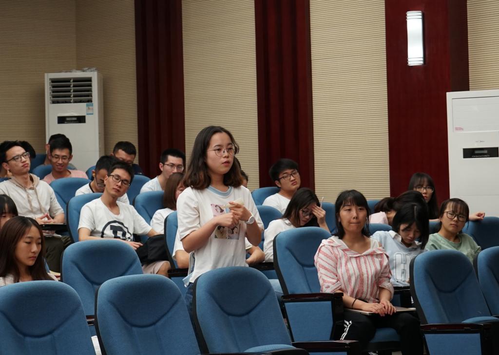 学生提问交流