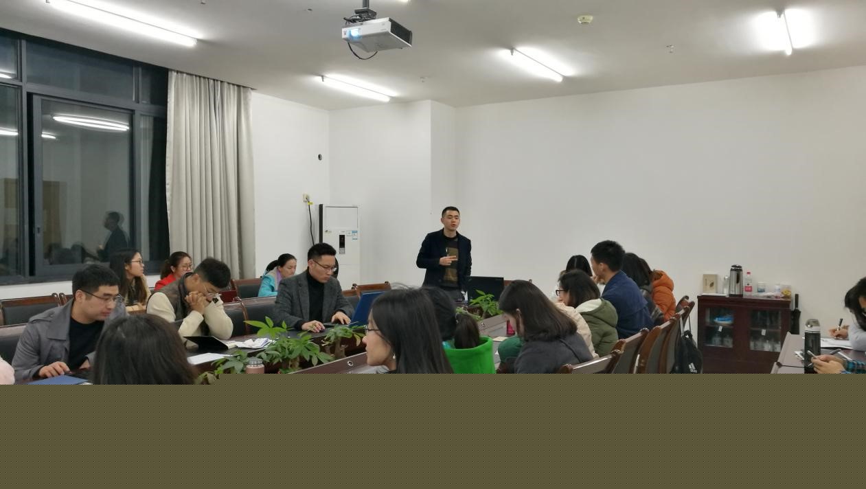 研究生辅导员李建忠老师主持活动现场