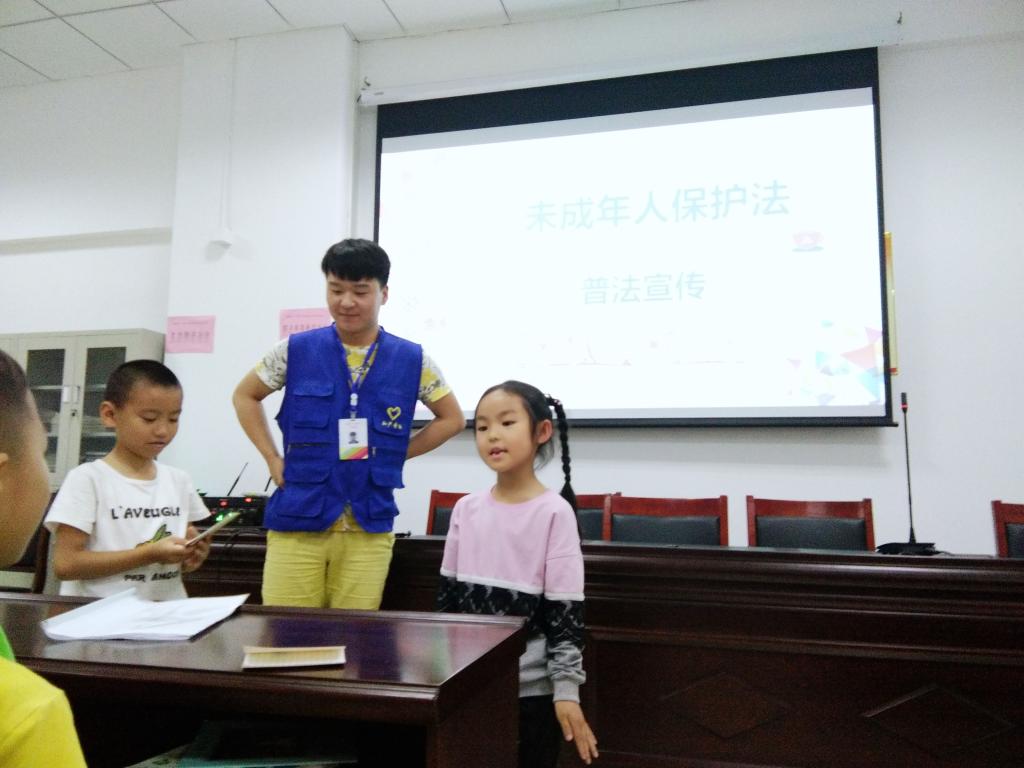志愿者引领小朋友上台分享自己的故? vsbhref=