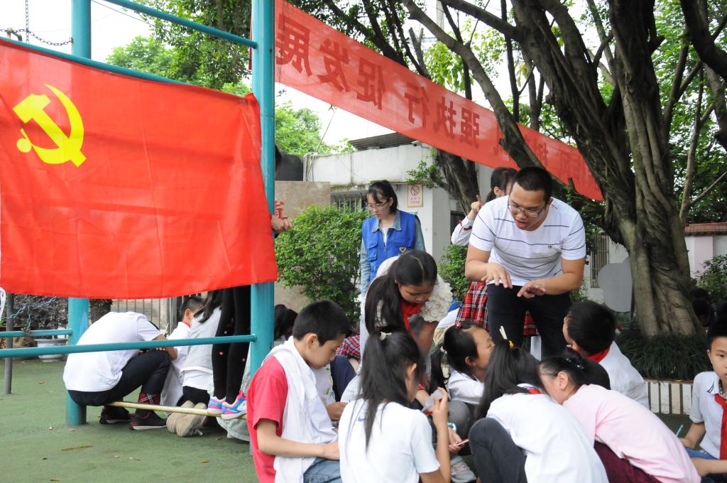 学生党员和入党积极分子通过小活动向未成年人进行普法宣传