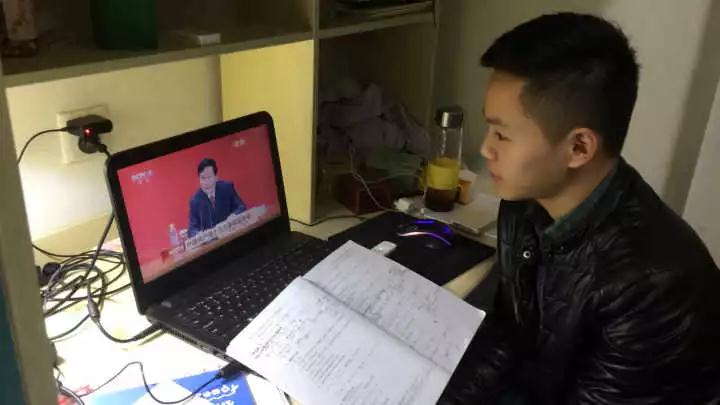 学生聆听十九大现? id=